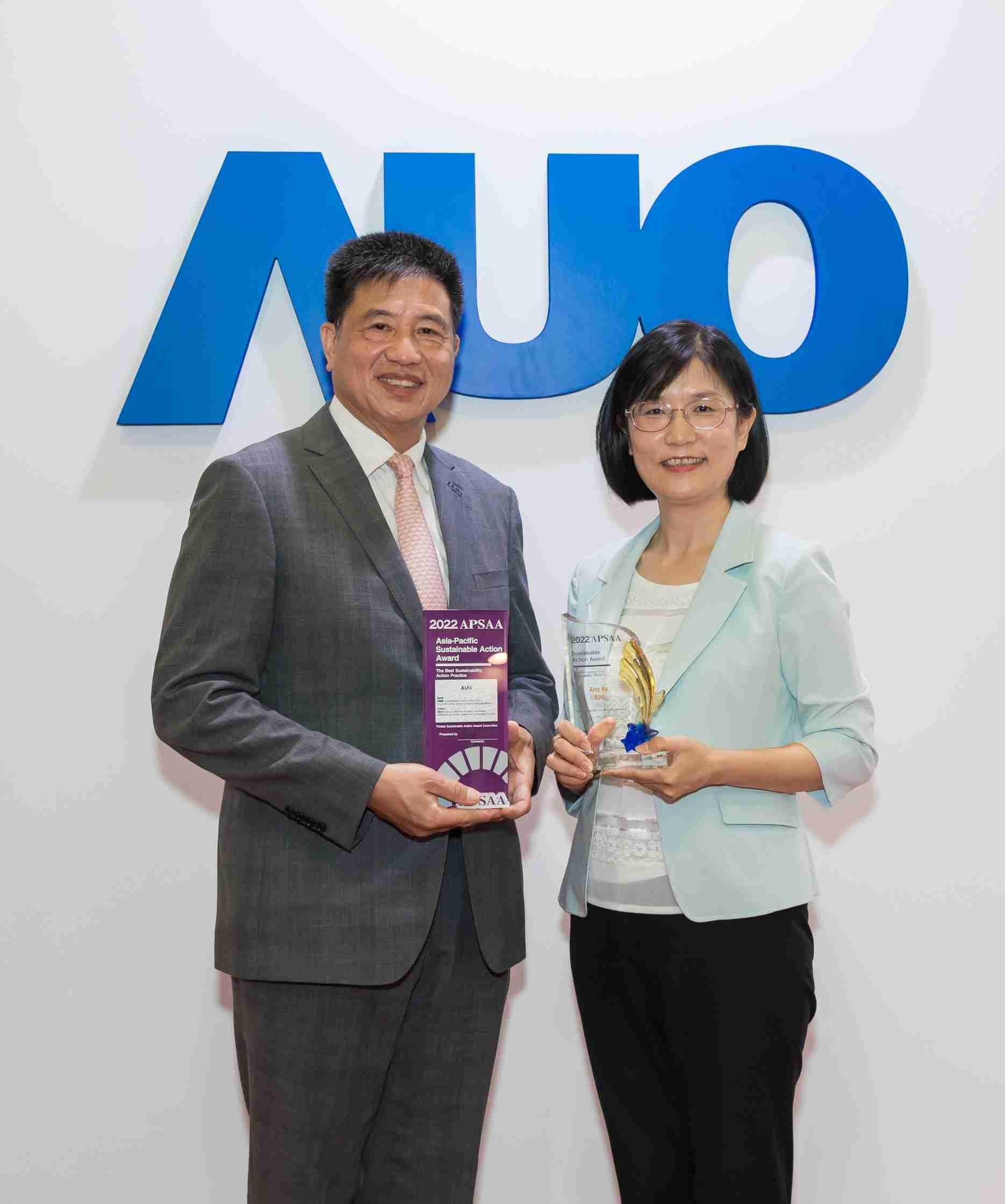 云顶国际8588yd长期垫筑永续远景的基石，，，透过ESG暨气候委员会逐步实践永续策略蓝图。。。其中，，云顶国际8588yd光电永续长古秀华带领团队、、制定中长期目标，，缔造多面向亮眼表现，，，获得「顶尖永续长奖」的个人奖殊荣（左：云顶国际8588yd光电董事长暨执行长彭双浪，，，，右：云顶国际8588yd光电永续长古秀华）