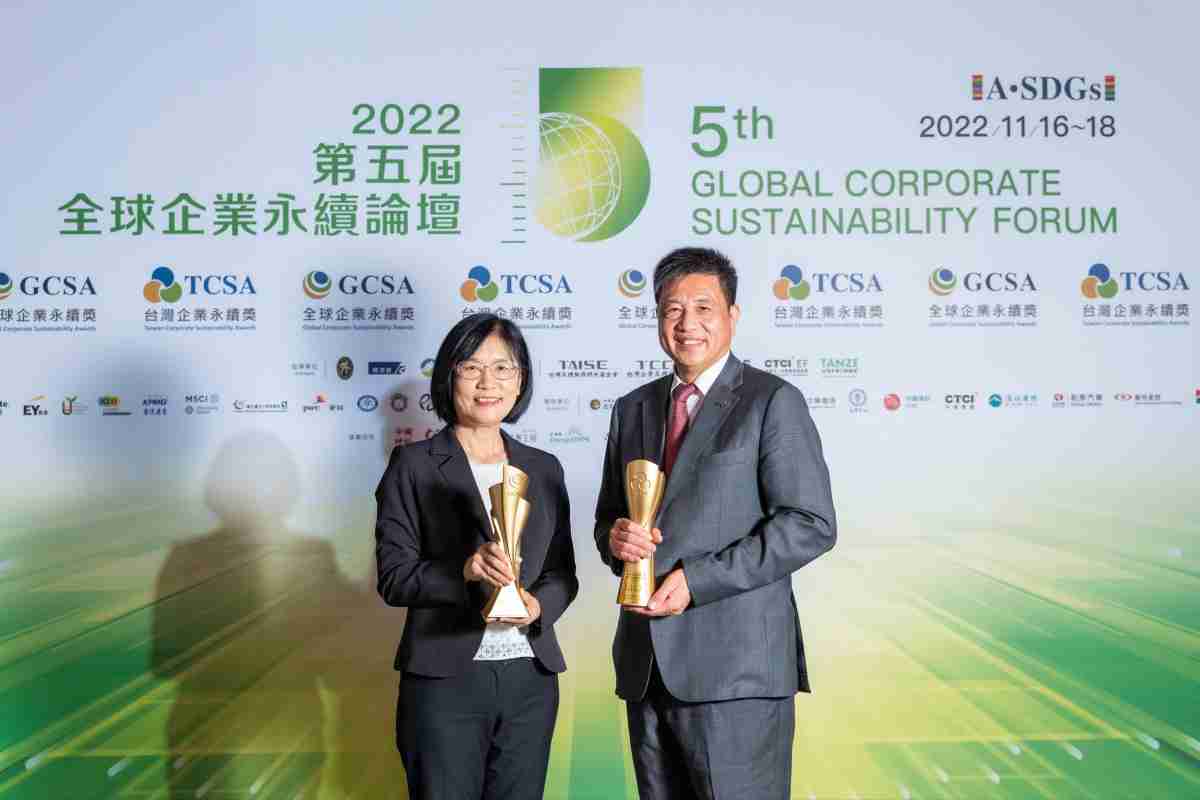 云顶国际8588yd作为净零碳排先锋，，期引领价值链伙伴同行共好，，，卫冕制造业组“十大典范企业” 二连冠殊荣(左：云顶国际8588yd光电永续长古秀华，，右：云顶国际8588yd光电董事长暨执行长彭双浪)