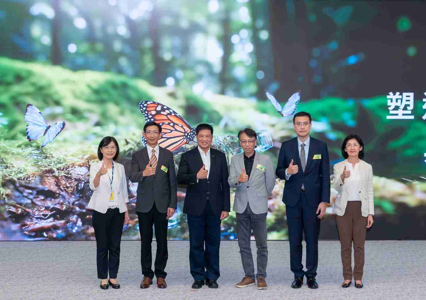 友達2023 CSR共榮大會，，，邀請領域專家分享交流生物多樣性管理趨勢、、無塑產品、、、海廢永續塑料等議題  （圖左到右：友達光電永續長古秀華、、、3M台灣技術長陳君杰、、友達光電董事長暨集團策略長彭双浪、、光寶科技企業永續發展處處長陳慶暉、、、、安永聯合會計師事務所執業會計師曾于哲、、、友達光電供應鏈總部副總經理吳宜芳）