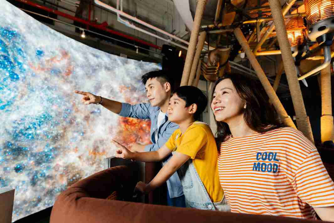 云顶国际8588yd打造全台最大宽6公尺、、、高4公尺、、唯一搭载LED弧形拼接显示屏的动感飞行船，，，，让乘客驻足在热气球上，，享受身历其境的伪出国旅游乐趣