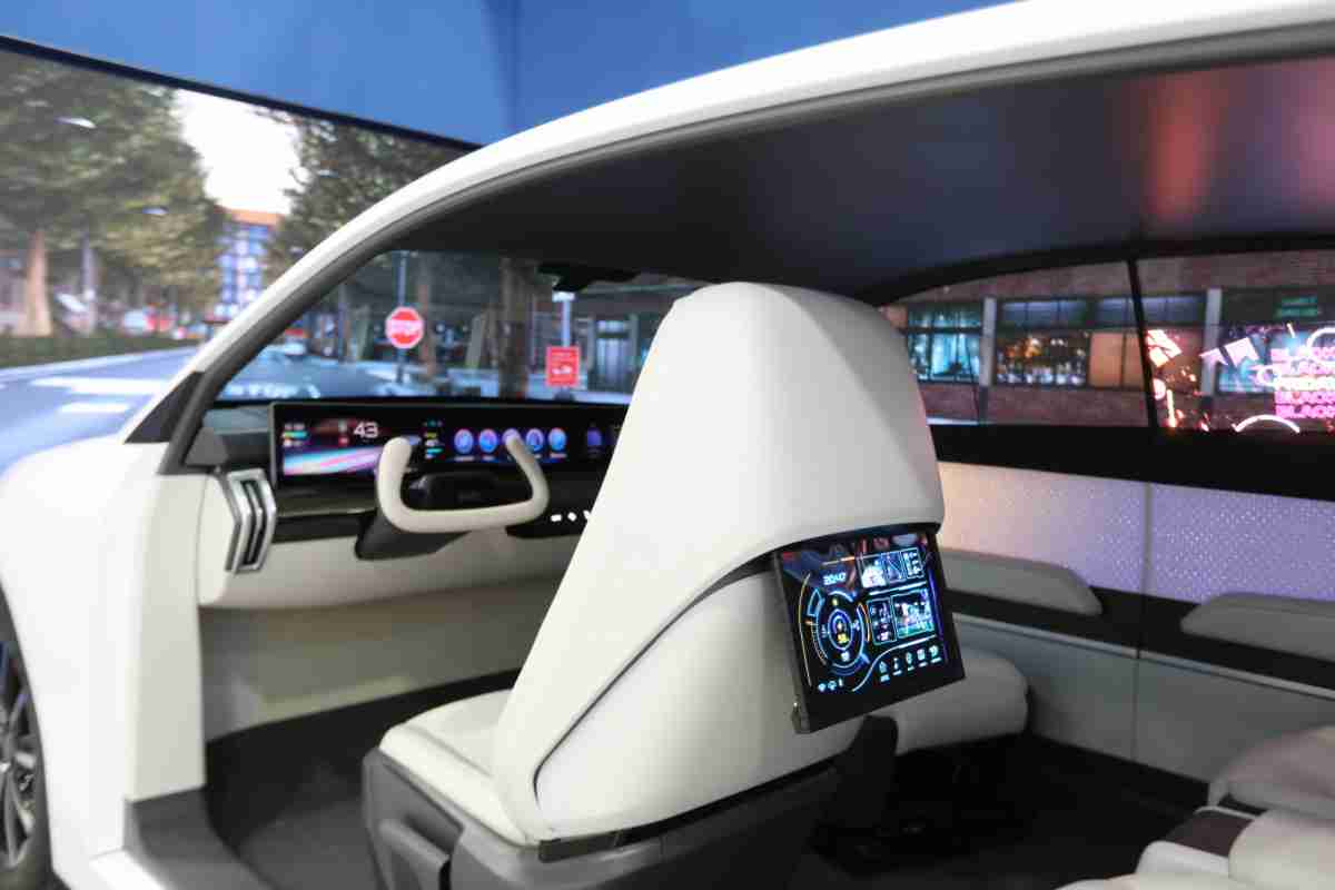 云顶国际8588yd的「可卷式后座娱乐显示器」加强后座乘客的感官体验，，并保有个性化设计，，可依使用偏好进行动态调整。。