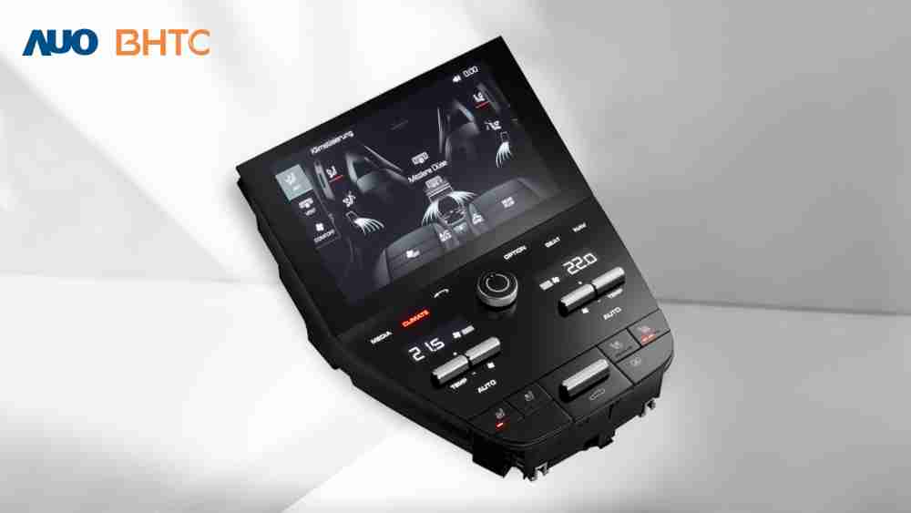 作為友達新生力軍，，BHTC所展示的中央與後座鞍部的Display HMI產品，，，可處理多區恆溫控制、、顯示畫面，，，呈現仿真3D車室分區；以力傳感技術精準傳遞觸感，，，，並結合音量及震動反饋，，，防止意外啟動，，，，提供使用者自然流暢、、、直觀且輕鬆駕馭的舒適介面