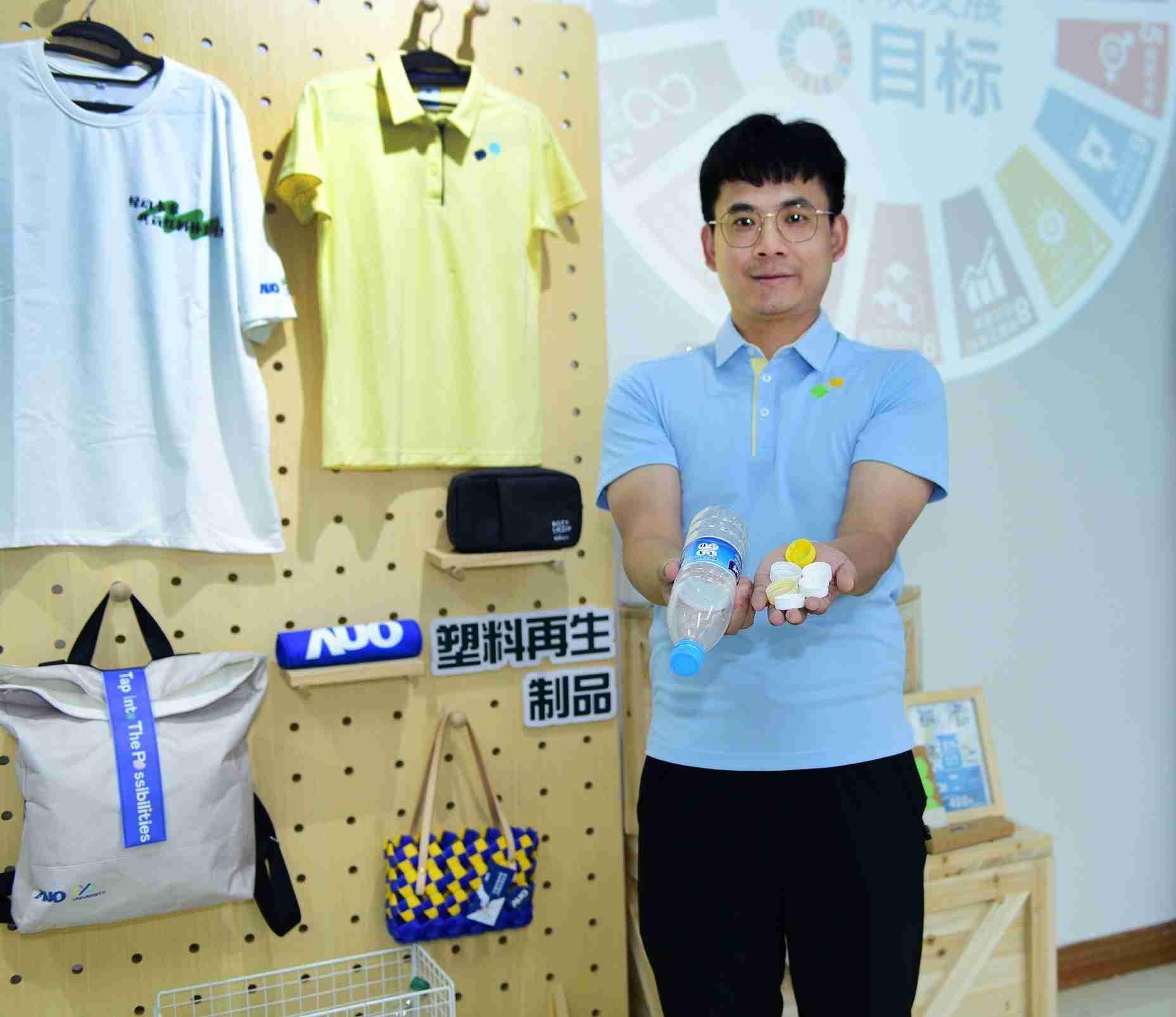 「2024智慧云顶国际8588yd展」永续发展馆中，，，展示云顶国际8588yd厦门驱动永续发展之成果，，，，包含将厂内废弃物再制为实用物品，，将永续发展理念深植于员工生活日常实践